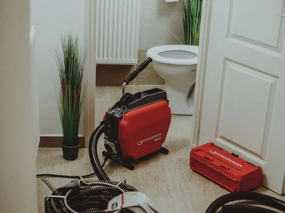 Tıkanan klozet nasıl açılır - profesyonel tıkanıklık açma